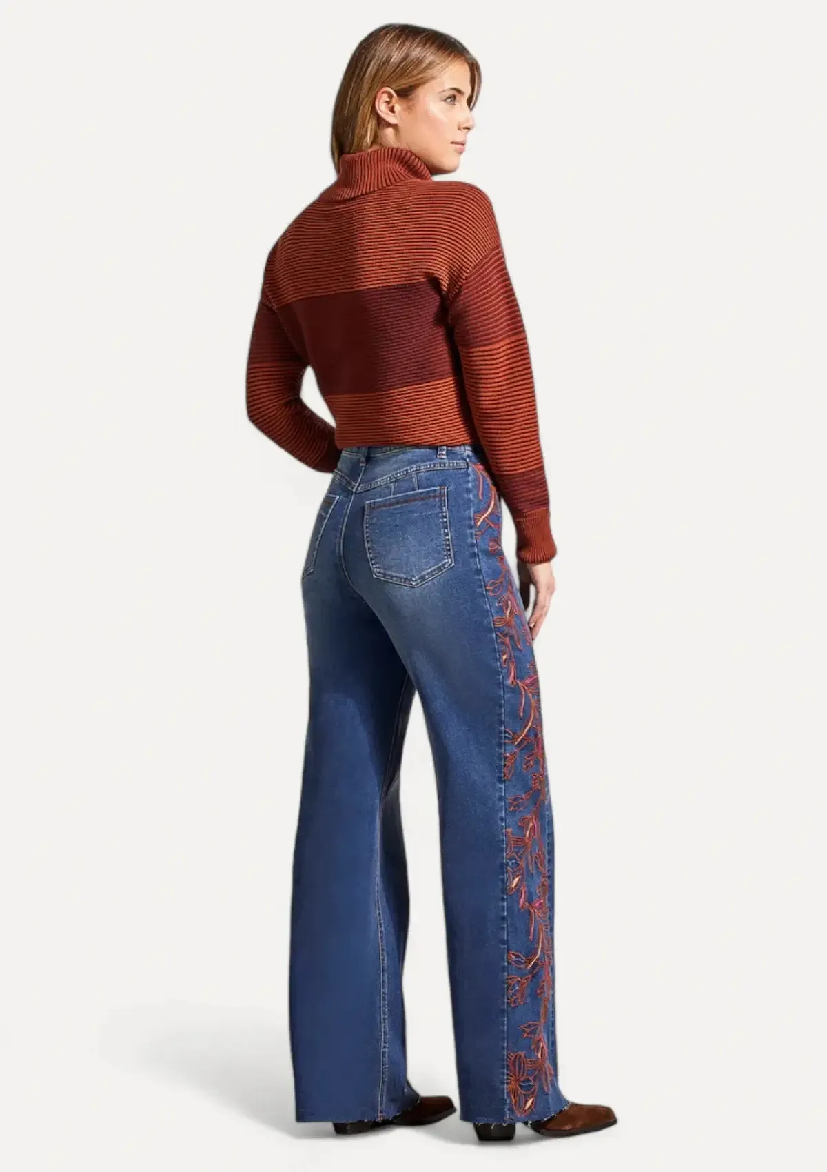 Brooke Hugging Jeans With Side Embroidery - Bluewash