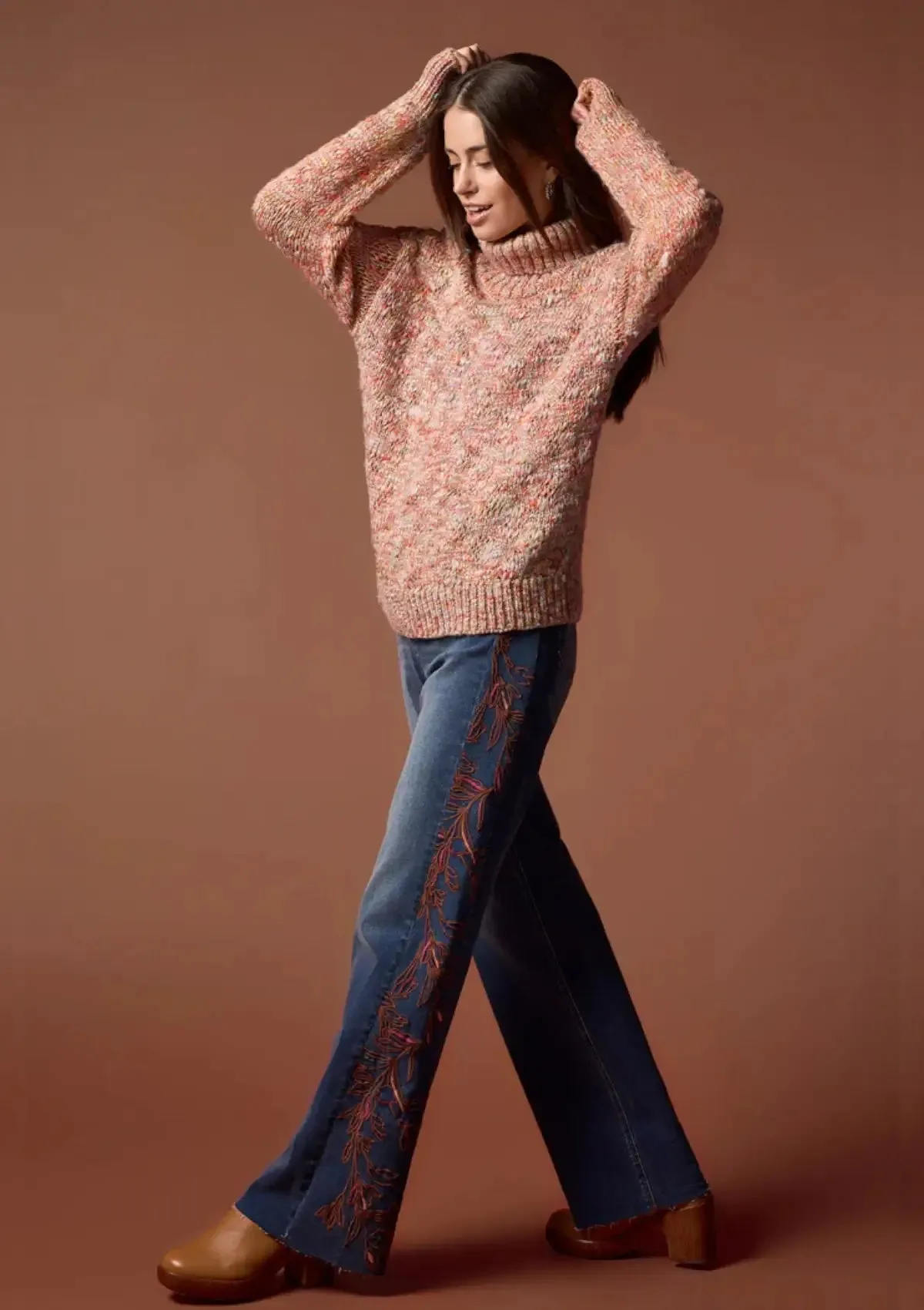 Brooke Hugging Jeans With Side Embroidery - Bluewash