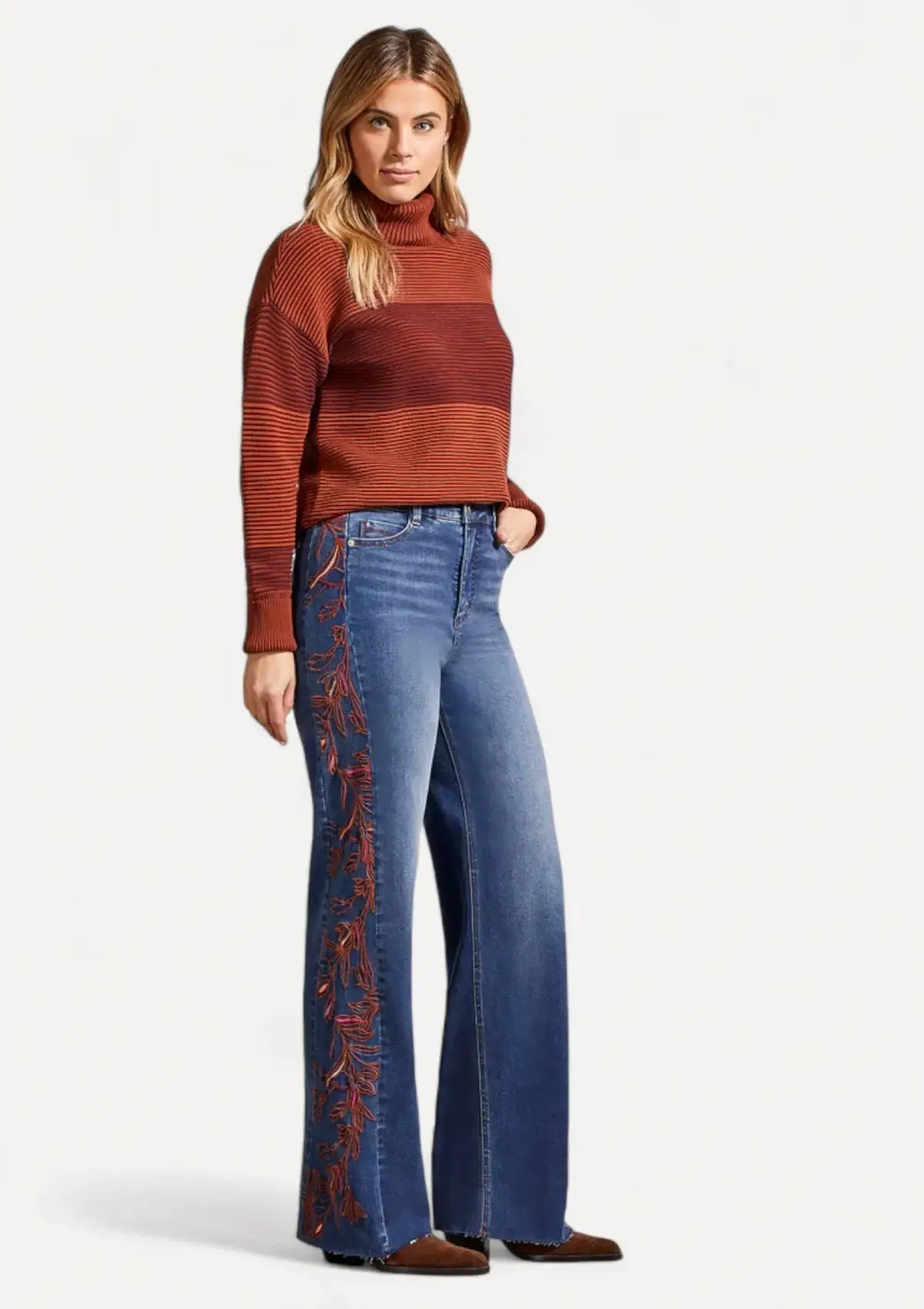 Brooke Hugging Jeans With Side Embroidery - Bluewash