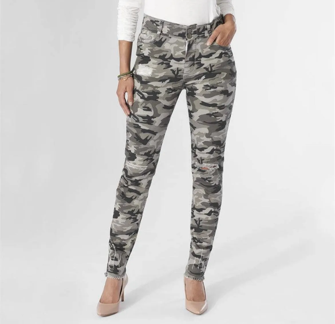 Skinny Distressed Jeans w/ Knee Cut